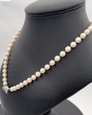 Perlehalskæde af runde hvide saltvandsperler med lås af 18kt. hvidguld med ni brillanter - Danam Antik