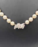 Perlehalskæde af runde hvide saltvandsperler med lås af 18kt. hvidguld med ni brillanter - Danam Antik