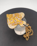 Royal Copenhagen Vedhæng af porcelæn udformet og dekoreret som rødspætte. Designet af Nils Thorson. Sterling sølv af Anton Michelsen - Danam Antik