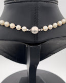 Perlehalskæde af runde hvide saltvandsperler med lås af 18kt. hvidguld med ni brillanter - Danam Antik