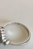 Ring i 14 K Hvidguld med Blå sten(Safir) to Brillanter omkranset af 16 små sten. - Danam Antik