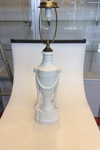 Royal Copenhagen balusterformede lamper på sokkel dekoreret med guillander, vædderhoveder. Med Juliane Marie mærke fra 1905-12. - Danam Antik
