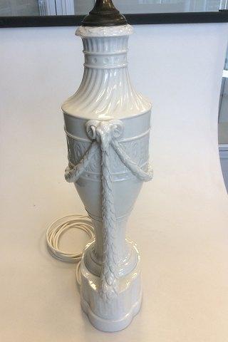 Royal Copenhagen balusterformede lamper på sokkel dekoreret med guillander, vædderhoveder. Med Juliane Marie mærke fra 1905-12. - Danam Antik