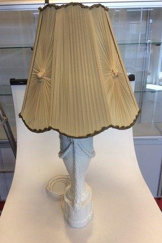 Royal Copenhagen balusterformede lamper på sokkel dekoreret med guillander, vædderhoveder. Med Juliane Marie mærke fra 1905-12. - Danam Antik