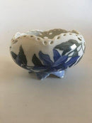 Royal Copenhagen Skål No 1254/2 med Gennembrudt Blondekant og Blå Blomstermotiv - Danam Antik