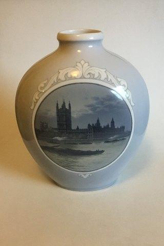 ロイヤルコペンハーゲンの巨大なウニカベース、リチャード・ボッハー作、1924年製。 モチーフはウェストミンスターとクロンボリ。クヌード・アンダーセンによるシルバーブロンズの蓋と台座がある。