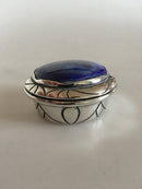 Royal Copenhagen Valdemar Engelhart porcelæn Monteret i en Erik Magnussen Sølv Pilleboks fra 1913 - Danam Antik